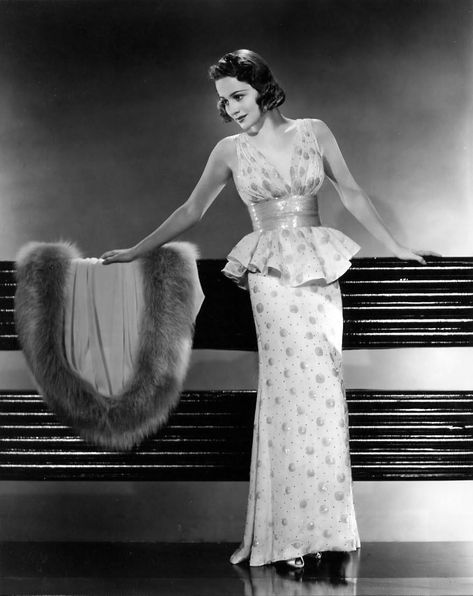 Screen Goddess — Olivia De Havilland 1938 Olivia Dehaviland, Jeanette Mcdonald, Vintage Hollywood Stars, Classic Actors, Olivia De Havilland, 30s Fashion, Classic Actresses, Actrices Hollywood, Hollywood Legends