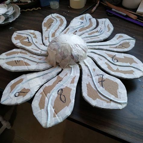 Nofi Barak on Instagram: "Work in progress. #papierart #papiermâché #papiermachesculpture #paperartists #papersculpt #paperartworks" Paper Mache Parrot Diy, Fall Paper Mache Crafts, Paper Mache Ideas Easy, Paper Mache Plants, Cardboard Crafts Decoration Wall Art, Papier Mache Art Ideas, Paper Mache Art Projects, Paper Mache Ideas, Cardboard Flowers