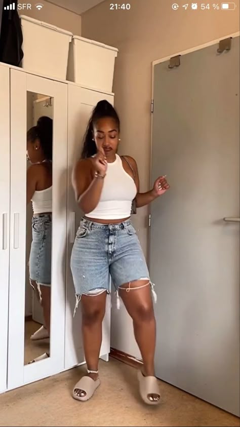 3/4 Jeans, Modest Crop Top Outfits, Casual Summer Outfits Black Women, Short Outfit Ideas, Park Outfit Ideas, Lounge Fits, Bermuda Shorts Outfit, Looks Hip Hop, Bermuda Jeans