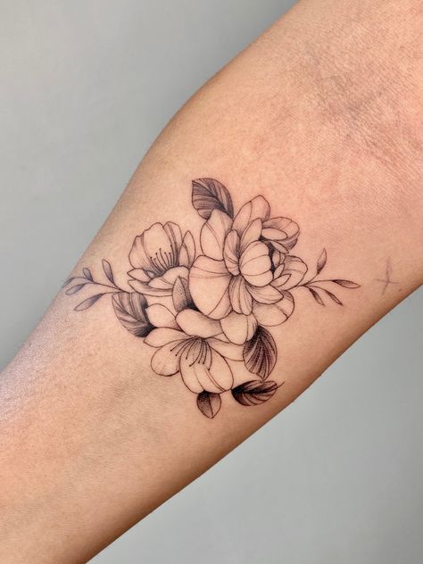 Tatuaje line fina fine line tattoo peonia peonie Peony Tattoo Wrist, Peony Fine Line Tattoo, Peony Wrist Tattoo, Line Peony Tattoo, Fine Line Peony, Fine Line Peony Tattoo, Tattoo Peony, Peony Tattoo, Tattoo Wrist