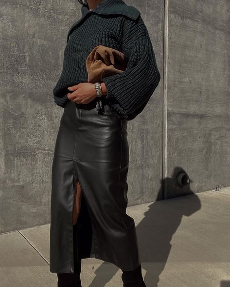 Long Leather Skirt Outfit, Long Leather Skirt, Rok Outfit, Leather Skirt Outfit, Long Skirt Outfits, Skandinavian Fashion, Populaire Outfits, Cooler Look, Looks Black