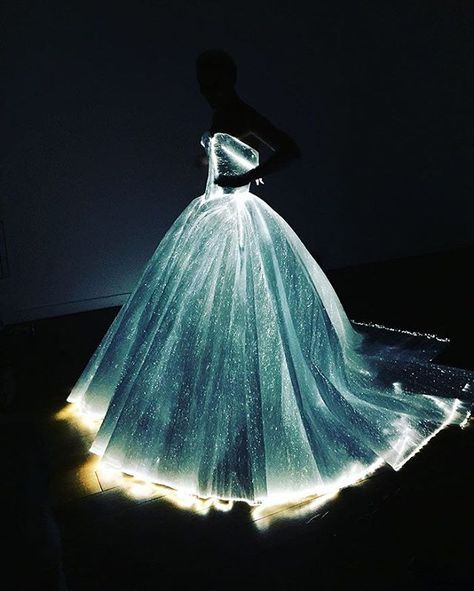 Glowing Dress Turns Claire Danes Into Cinderella At The Met Gala 👑 Photo By @zacposen  #metgala  #clairedanes #boredpanda Claire Danes Dress, Glow In The Dark Dress, Fiber Optic Dress, Light Up Dresses, Silvester Outfit, Gala Gown, Dark Dress, Claire Danes, Backless Prom Dresses