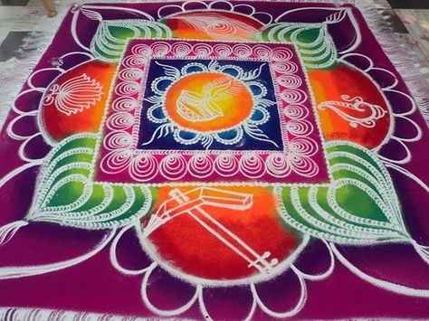 Travel Poems, Makara Sankranti, Rangoli Photos, Bal Ganesh, Indian Rangoli Designs, Creative Date Night Ideas, Diwali Design, Alpona Design, Rangoli Designs Simple Diwali