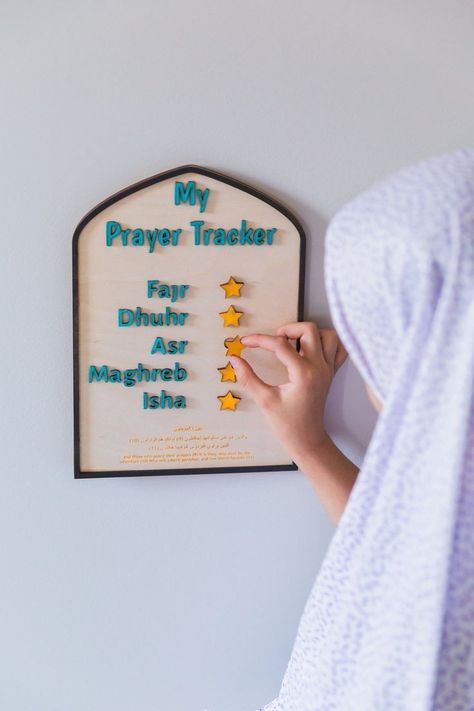 Islamic Diy Crafts, Namaz Corner Ideas, Pray Corner Ideas Islam, Ramadan Corner Decoration, Prayer Corner Muslim, Ramadan Corner, Prayer Tracker, Muslim Prayer Room Ideas, Decoraciones Ramadan