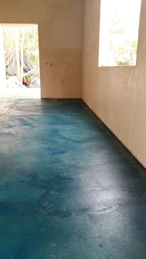 Piso en Azul maya. Cemento pulido. Pared con chukum #azulmaya #cementopulido #chukum #stainedconcrete #blue #floor Blue Concrete Floor, Ips Flooring, Micro Concrete, Concrete Epoxy, Creative Wall Painting, Colorful Logo Design, Barn Interior, Garage Remodel, Blue Floor