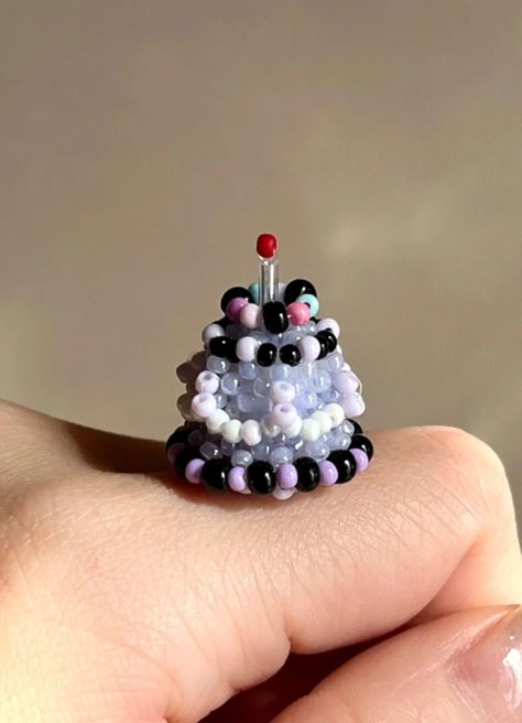 Beaded Cake Tutorial, Beaded Cake, Diy Beaded Rings, Seed Bead Crafts, Bead Charms Diy, Pola Gelang, Diy Bracelets Patterns, Gelang Manik, Seni Cat Air