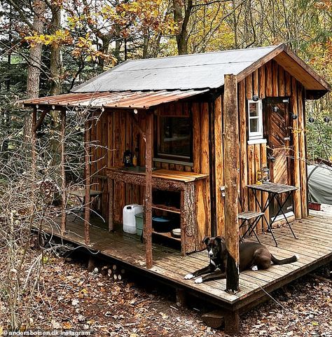 Bushcraft Cabin, Rustic Log Cabin Kitchens, Mini Cabin Ideas, Old Cabin Interior, Small Hunting Cabin, Cabin Interiors Rustic, Primitive Shelter, Rustic Small Cabin, Shed Roof Cabin