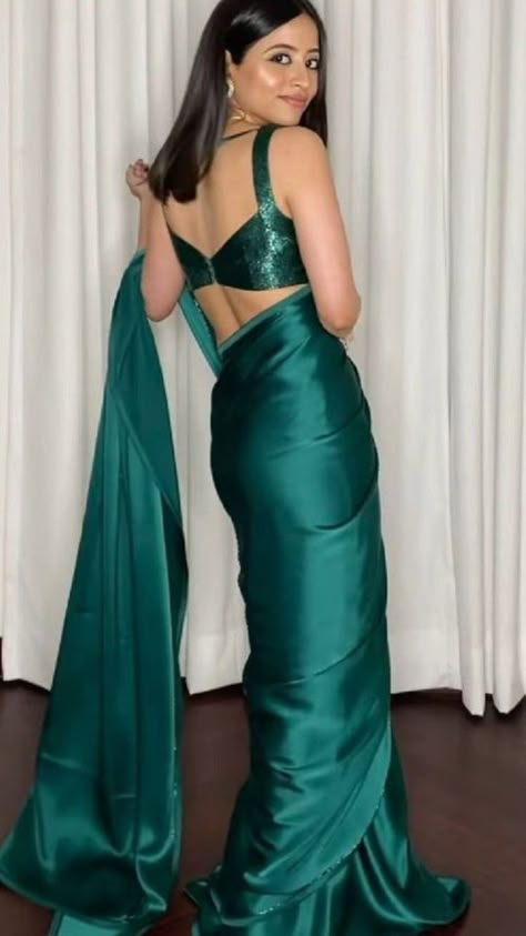 Green Satin Saree, Bridesmaids Saree, Sari Party Wear, Satin Silk Saree, Sarees For Girls, Bridesmaid Saree, Backless Blouse Designs, Indian Saree Blouses Designs, Saree Designs Party Wear