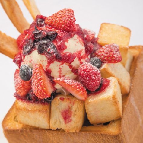 5 Best Shibuya Honey Toasts in Tokyo - Japan Web Magazine Brick Toast, Trendy Food, Honey Toast, Delicious Deserts, Toast Toppings, Japanese Dessert, Dessert Buffet, Cafe Menu, Matcha Powder