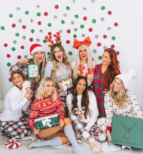 Group Christmas Photo Ideas, Christmas Photo Friends, Salon Christmas Photoshoot, Christmas Business Photoshoot, Indoor Holiday Photoshoot, Unique Family Christmas Photos, Christmas Senior Pictures, Group Christmas Photoshoot, Christmas Photoshoot Best Friends Black