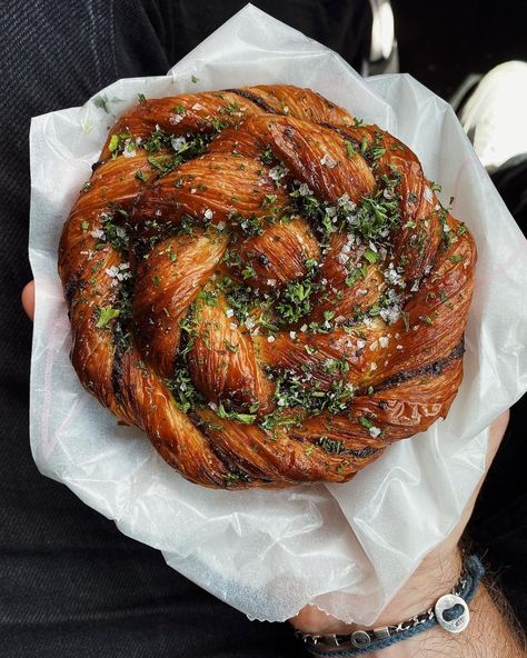 Savory Croissant, Croissant Aesthetic, Confit Garlic, Garlic Knot, Parmesan Butter, Savory Bread Recipe, Croissant Dough, Pastry Design, Fest Mad