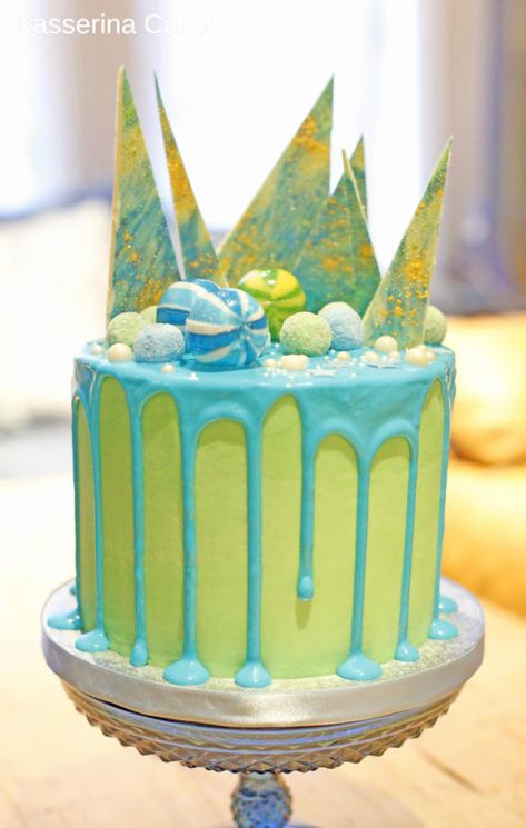 Blue and green colour pour / drip candy cake - cake by Kasserina Cakes - CakesDecor White Chocolate Shards, Melody Cake, Blue Drip Cake, Chocolate Caramel Fudge, Pour Cake, Teal Cake, Green Birthday Cakes, Chocolate Shards, Birthday Drip Cake