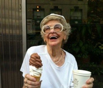 This Lady has it all. Chipotle and ice cream. What could be better? 인물 드로잉, Young At Heart, Old Age, Old People, Foto Inspiration, Laura Lee, Happy People, Growing Old, Belle Photo