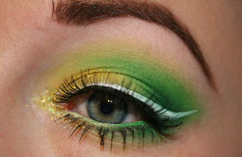 Tinkerbell Disney inspired makeup Peter Pan Makeup Ideas, Tinkerbell Inspired Makeup, Peter Pan Costume For Women, Tinkerbell Makeup Halloween, Tinkerbell Inspired Nails, Tinkerbell Makeup Ideas, Chesire Makeup, Diy Tinkerbell Costume Women, Peter Pan Makeup