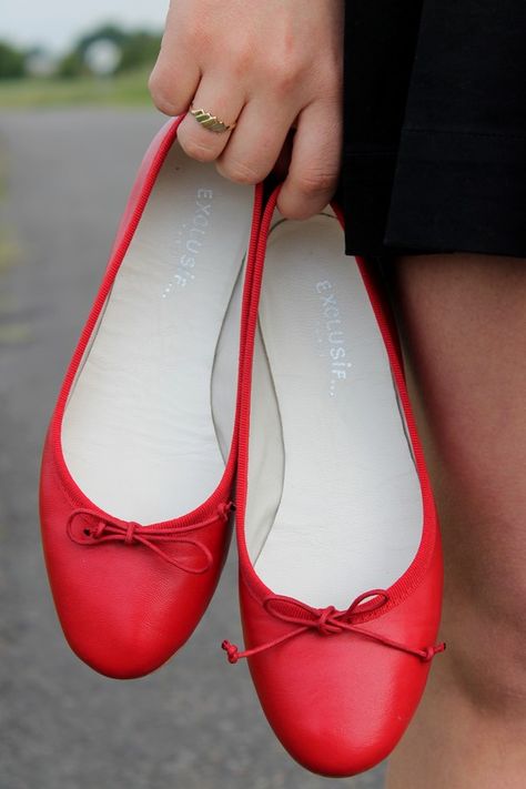 Ballerines Exclusif Chaussures Shoe Hacks, Red Ballet Flats, Moccasin Flats, Shoes Hack, Pretty Ballerinas, Ballerina Shoes Flats, Cute Flats, Red Dress Women, Girly Shoes