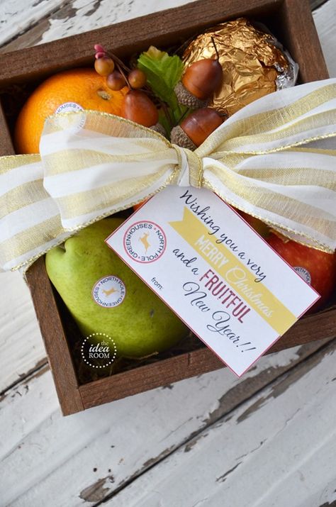 Christmas Gift: North Pole Produce and Printable Gift Tags | theidearoom.net Fruit Basket Gift Ideas, Fruit Basket Diy Gift, Fruit Baskets Diy, Fruit Bouquet Diy, Basket Gift Ideas, Fruit Hampers, Graze Box, Fruit Basket Gift, Christmas Neighbor