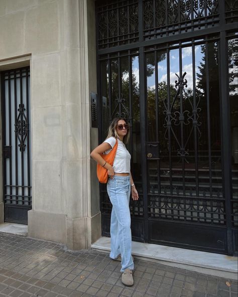 Orange Bottega Bag Outfit, Orange Shoulder Bag Outfit, Matilda Djerf Birkenstock, Orange Tote Bag Outfits, Orange Bottega Bag, Orange Purse Outfit Summer, Orange Bag Outfit Summer, Outfit With Orange Bag, Orange Handbag Outfit