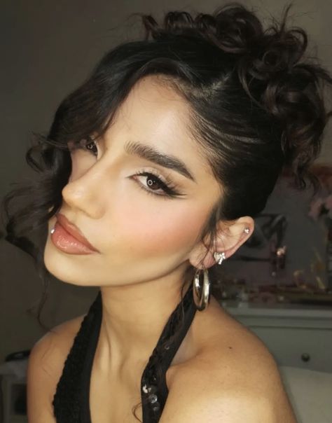 Hair Styles With Long Dress, Kali Uchis Hairstyles Long Hair, Hairstyles Kali Uchis, Vintage Mexican Hairstyles, Selena Quintanilla Updo Hairstyles, Black Long Dress Hairstyle, Kali Uchis Updo Hairstyles, 2000s Formal Hairstyles, Birthday Hair Medium Length