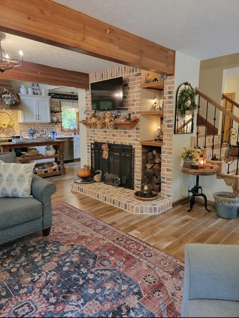 Old Country Living Room Ideas, Appalachia Aesthetic Home, Cottage Grandma Aesthetic, Grandma House Interior, Cozy Grandma House, Cozy Grandma House Aesthetic, Grandparents House Aesthetic, Grandma Core House, Cozy Farm Home