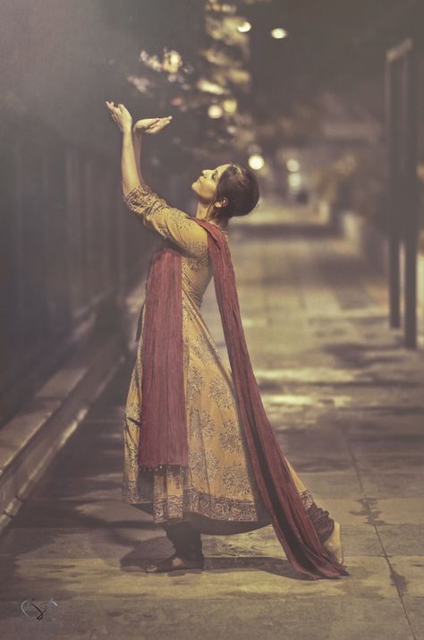 Kathak Costume, Indian Classical Dancer, Bharatanatyam Poses, Kathak Dance, Dance Of India, Dancer Photography, Indian Classical Dance, Classical Dance, Indian Photoshoot