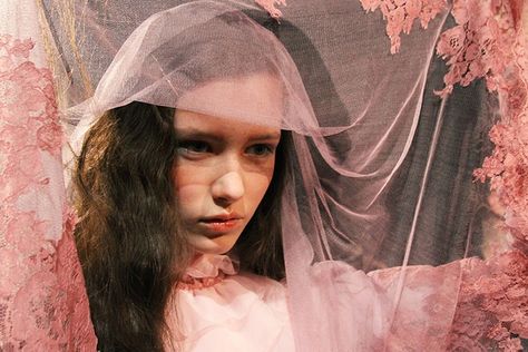 Meadham KIrchoff A/W14 Meadham Kirchhoff, قلادات متدلية, Have Inspiration, Video Ideas, London Fashion Week, Lana Del Rey, Madonna, Pretty In Pink, Veil