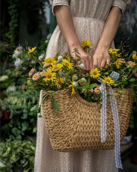 Basket With Flowers, Diy Keramik, Decor Studio, Cottagecore Aesthetic, Anne Of Green Gables, Garden Cottage, Mellow Yellow, Farm Life, Secret Garden