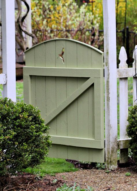 Wooden Garden Gates Ideas, Greenhouse Chicken Coop, Painted Gates, Cottage Front Yard, Cottage Gate, Garden Entrances, Attached Greenhouse, House Gates, Old Garden Gates