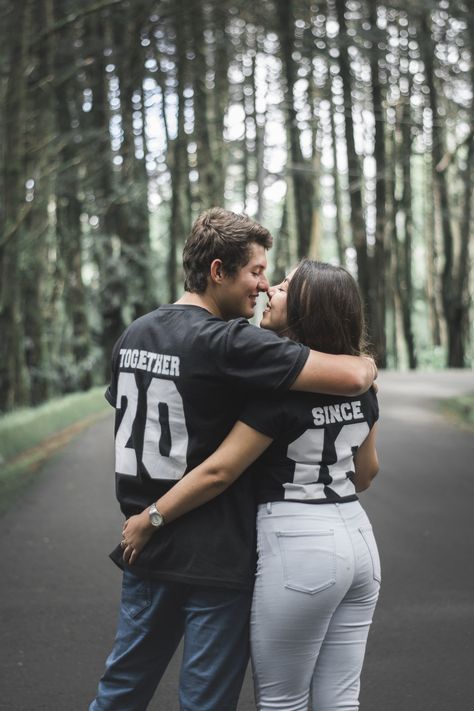 Couple T Shirts For Pre Wedding, Couple Tshirts Photoshoot, Nova Aesthetic, Matching Outfits For Couples, Prenup Shoot, Outfits For Couples, Fashion Outfits Dresses, Romantic Photo, Couple T Shirts