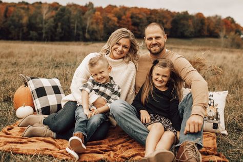 fall family photo inspo for famillies looking for family photos. Outfit inspo for fall for both kids and aduts. Themed photoshoot for fall Backyard Fall Photoshoot Ideas, Fall Family Photos With Pumpkins, Fall Mini Sessions Poses, Props For Fall Family Pictures, Fall Photoshoot Kids Mini Sessions, Fall Mini Sessions Set Up Simple, Family Fall Mini Sessions, Simple Fall Mini Session Ideas, Fall Photoshoot Ideas Mini Sessions