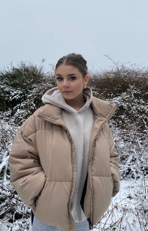 Image in NUDE collection by 𝚉𝙾𝙴 on We Heart It H And M Puffer Jacket, Cream Puff Jacket Outfit, Aesthetic Puffer Jacket Outfit, Beige Down Jacket Outfit, Outfits With Beige Jacket, Beige Winter Jacket Outfit, Winter Outfit Puffer Jacket, Winter Outfits France, Puffer Jacket Outfit Beige