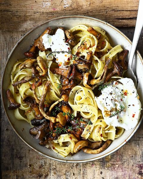 Anna Chwistek on Instagram: “Tagliatelle with balsamic wild mushrooms in a garlic butter sauce. Served with creamy burrata. This one is simple but seriously delicious…” Wild Mushroom Pasta, Balsamic Mushroom, Balsamic Mushrooms, Breakfast Soup, Diner Recept, Wild Mushroom, Garlic Butter Sauce, Mushroom Pasta, Vegetarian Appetizers