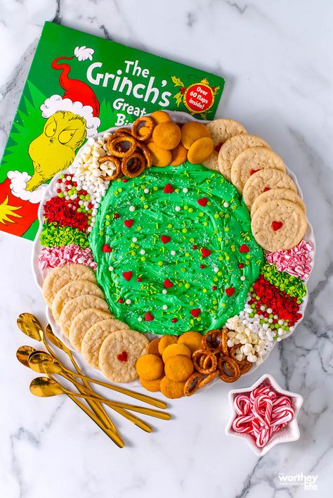 How to make a Grinch Frosting Board The Grinch Treats, Grinch Cheese Ball, Grinch Cookie Cake, Frosting Charcuterie Board, Buttercream Charcuterie Board, Grinch Food Ideas Parties, Grinch Charcuterie Board, Buttercream Boards, Northpole Breakfast