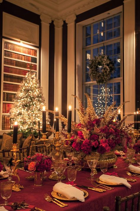 Holiday Entertaining and Decorating Tips From Carolyne Roehm | Architectural Digest Carolyn Roehm, Winter Table Setting, Tafel Decor, Christmas Entertaining, Christmas Interiors, Christmas Dining, Christmas Tablescapes, Christmas Table Settings, Victorian Christmas