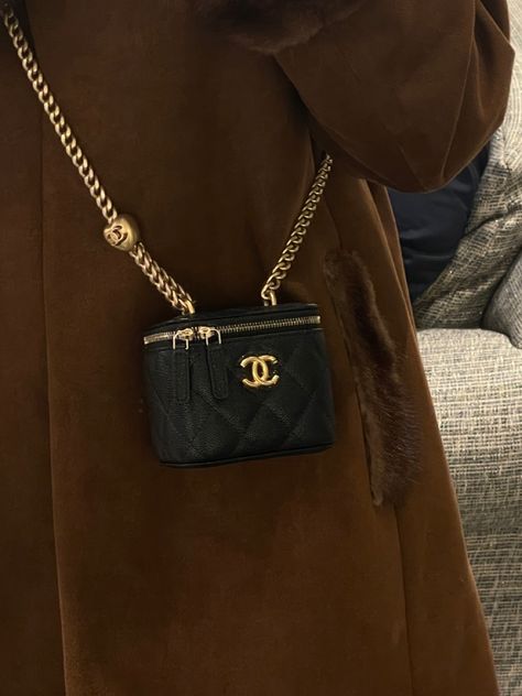 Photo of a black chanel vanity bag with chain hanging on a girl wearing a brown coat Small Chanel Bag Outfit, Chanel Bag Vanity, Chanel Bags Aesthetic, Mini Purse Outfit, Chanel Bag Aesthetic, Mini Chanel Bag, Mini Bag Outfit, Mini Black Bag, Chanel Vanity Bag