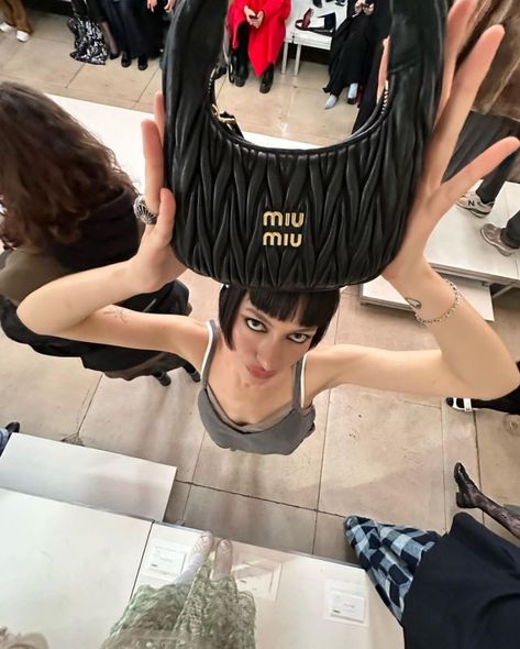 Miu miu maria bottle desfile influencer Maria Bottle, Mary I, Maria B, I Icon, Female Artists, Celebrity Crush, Pretty Outfits, Style Icons, Cool Girl