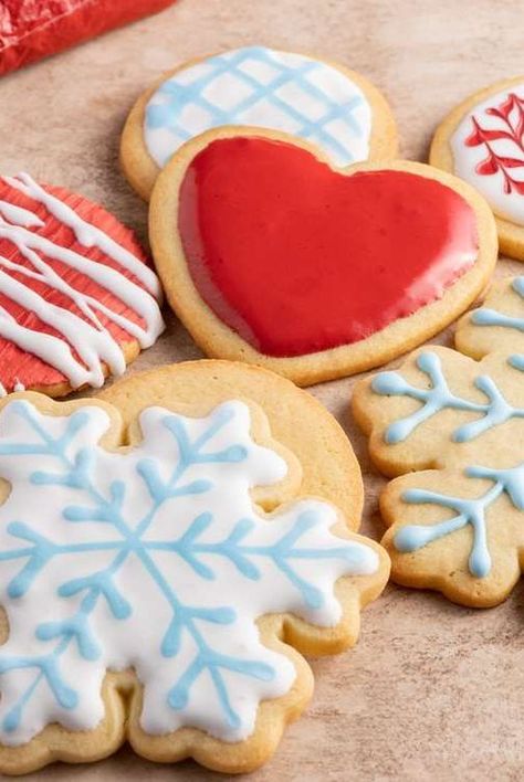 This royal icing with cream of tartar is quick and easy to make with 3 ingredients. Perfect for decorating gingerbread houses or Christmas cookies. Royal Icing With Cream Of Tartar, Decorating Gingerbread Houses, Easy Royal Icing, Gluten Free Christmas Desserts, Gingerbread Icing, Baking Tricks, Icing Recipes, Sugar Cookie Icing, Holiday Sprinkles