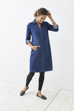 Denim Shirt Dress Outfit, Denim Dress Outfit, Looks Jeans, Shirt Dress Outfit, Parisienne Chic, Cute Dress Outfits, Legging Outfits, Cooler Look, Denim Shirt Dress