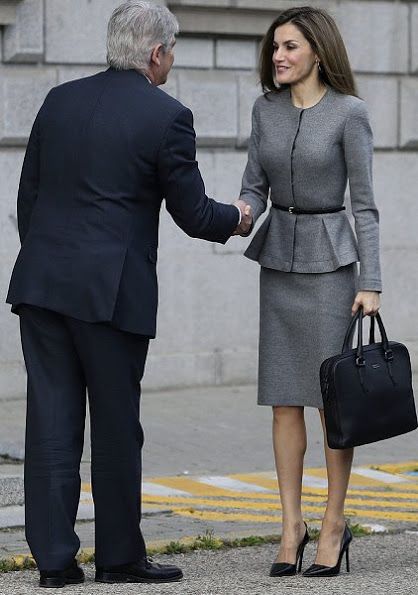 Spanish Queen Letizia attends meeting at AECID in Madrid Spanish Queen, Corporate Attire, Behati Prinsloo, Grey Suit, Letizia Of Spain, Woman's Fashion, Classy Work Outfits, Queen Letizia, Mein Style