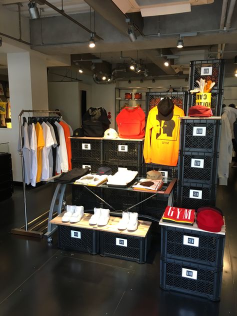 T Shirt Store Display Ideas, Pop Up Clothing Display, Pop Up Store Concept, Pop Up Shop Display Ideas, Merch Booth, Vendor Booth Display, Clothing Store Displays, Retail Space Design, Clothing Store Interior