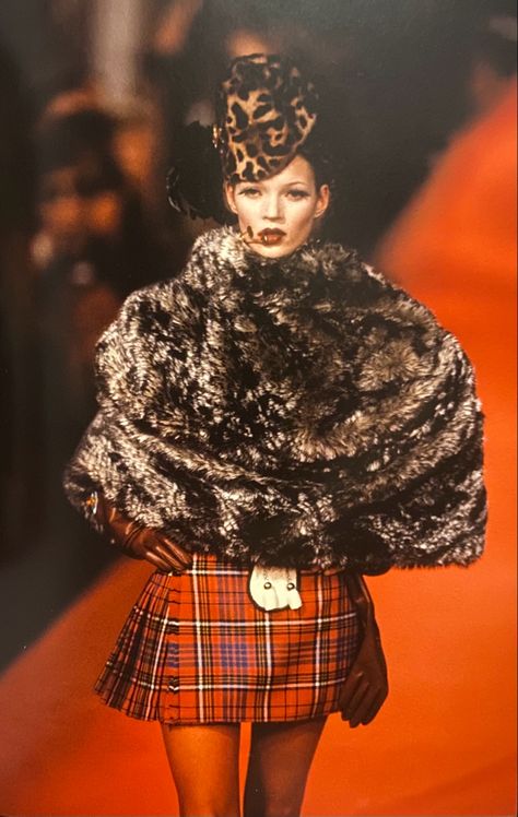 Vivienne Westwood Punk, Vivienne Westwood Fashion, Carmen Dell'orefice, Shalom Harlow, Mode Punk, 90s Runway Fashion, Runway Fashion Couture, Vivienne Westwood Anglomania, Moda Punk