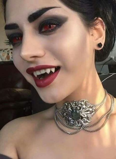 Easy Vampire Makeup, Vampire Costume Women, Vampire Costume Diy, Vampire Makeup Ideas, Cleopatra Halloween Costume, Vampire Hair, Unique Halloween Makeup, Cleopatra Halloween, Vampire Makeup Halloween