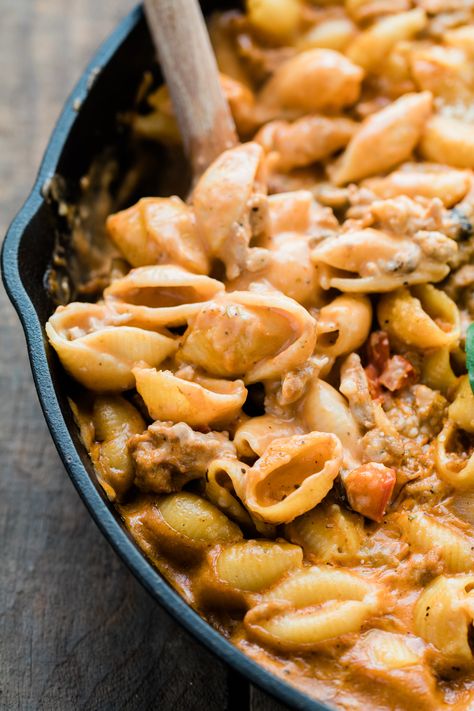 Sharing a family-friendly recipe for an Easy Shell Pasta with Ground Turkey! Shell pasta in a creamy tomato sauce, ground turkey and I snuck in a few veggies too! #krollskorner #pasta #shellpasta #pastabake #weenightdinner Pasta Recipes No Tomato, Turkey Pasta Recipes, Pasta With Ground Turkey, No Tomato Sauce, Ground Turkey Pasta Recipes, Turkey Meals, Ground Turkey Pasta, Shell Pasta Recipes, Shell Pasta