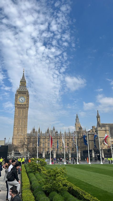 Sunny day out in London. Amazing picture of the famous Big Ben. England Famous Places, London In One Day, Studying In London, London Famous Places, Sunny London, English City, London Big Ben, Study In London, London Vibes