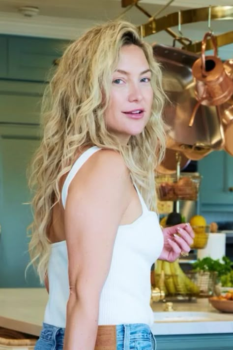 Kate Hudson on how she sticks to her wellness goals and has fun doing it, as well as collaborating with MyFitnessPal on the Small Steps, Big Wins plan. Kate Hudson Hair, Kate Hudson Style, Kurt Russell, Wellness Goals, Wavy Haircuts, Goldie Hawn, Small Steps, Kate Hudson, Stop Thinking