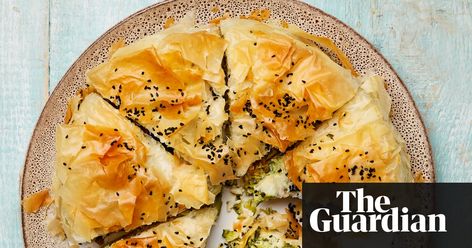 A spanakopita-like filo pie with courgette instead of the usual spinach, and shaved raw courgettes that add bite to a seasonal salad Artichoke Pie, Artichoke Bread, Seasonal Salad, Yotam Ottolenghi, Greek Recipes, Artichoke, Feta, Main Dishes, Tacos