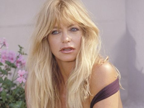 30 Times Goldie Hawn Was An Ageless Summer Beauty Muse Goldie Hawn Bangs, Young Goldie Hawn, Goldy Hawn, 70s Disco Hair, Goldie Hawn Hair, 80s Hollywood, Trendy Curls, Beauty Moodboard, Disco Hair