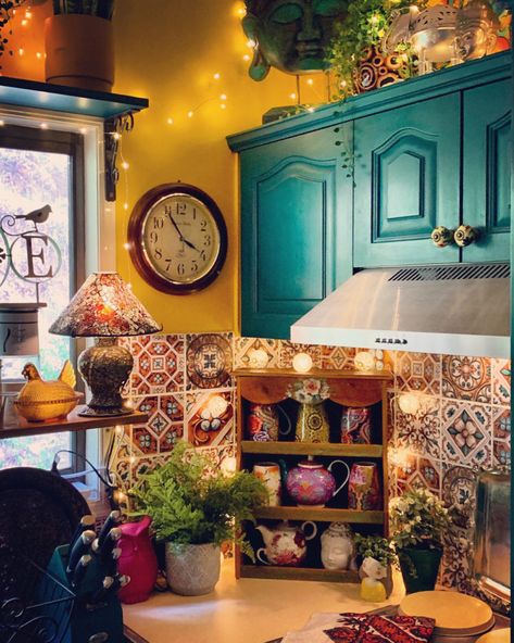 Home Tour: Stunning Maximalist and Boho Chic Home ~ The Keybunch Decor Blog Moody Whimsical Interior, Cozy Colorful Kitchen, Calming Kitchen, Hippie Kitchen, Boho Chic Home, Turquoise Kitchen, Bohemian Kitchen, Stil Boho, Maximalist Decor