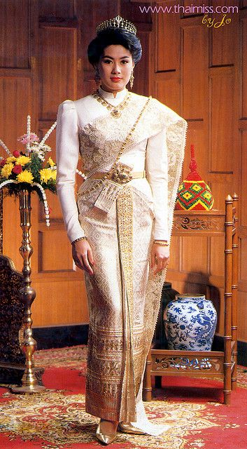 Cambodia Clothing, Miss Thailand, Bride Shoot, Malay Wedding Dress, Thai Dresses, Thai National Costume, Summer Wedding Gowns, Thailand Dress, Thai Silk Dresses