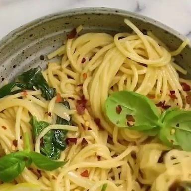 Vegan/Plant Based Eating on Instagram: "Using hummus as a secret ingredient for a creamy vegan lemon garlic pasta 🍝 🍋🍃 INGREDIENTS 2 tablespoons olive oil 1 medium onion, sliced 2 garlic cloves, sliced 1 cup spinach 1 cup plain hummus 1 pound spaghetti pasta Juice of 1 lemon + zest ¼ cup chopped fresh basil, plus more for serving Pinch of crushed red pepper INSTRUCTIONS Bring a large pot of salted water to a boil over high heat. Add the pasta and cook until al dente according to package directions. Reserve 1 cup of pasta cooking water, then drain the pasta and return to the pot to stay warm. In a large skillet, heat the olive oil over medium heat. Add the onions and cook for 5-7 minutes or until fragrant and they soften. Add the garlic, and cook for 30 seconds, or until fragrant. Add th Vegan Lemon Garlic Pasta, Pasta With Hummus, Beans And Greens, Hummus Pasta, Lemon Garlic Pasta, Pasta Ingredients, Garlic Pasta, Healthy Pasta Recipes, Spaghetti Pasta