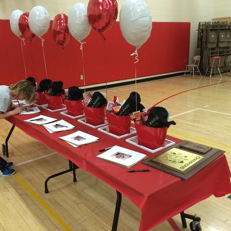 Senior Night Gift Table-signing frame mats Senior Gift Ideas Sports, Senior Night Table, Track Banquet, Senior Night Gift Ideas, Softball Banquet, Basketball Centerpieces, Senior Gift Ideas, Baseball Banquet, Senior Table